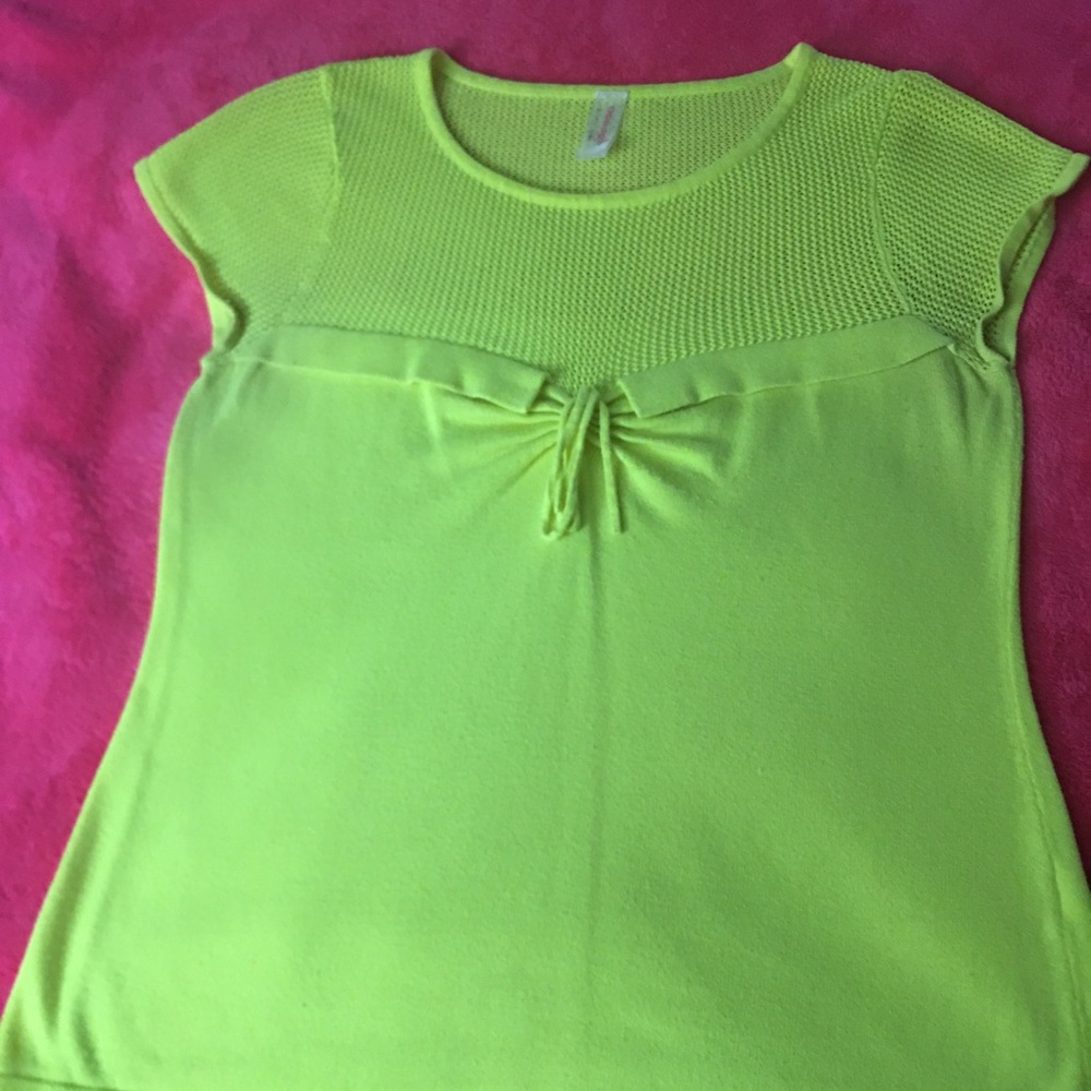 Yellow top , short sleeve